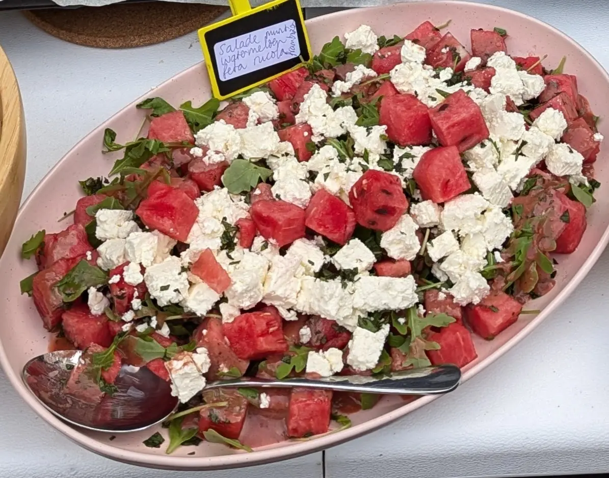 Watermeloen-fetasalade met muntvinaigrette
